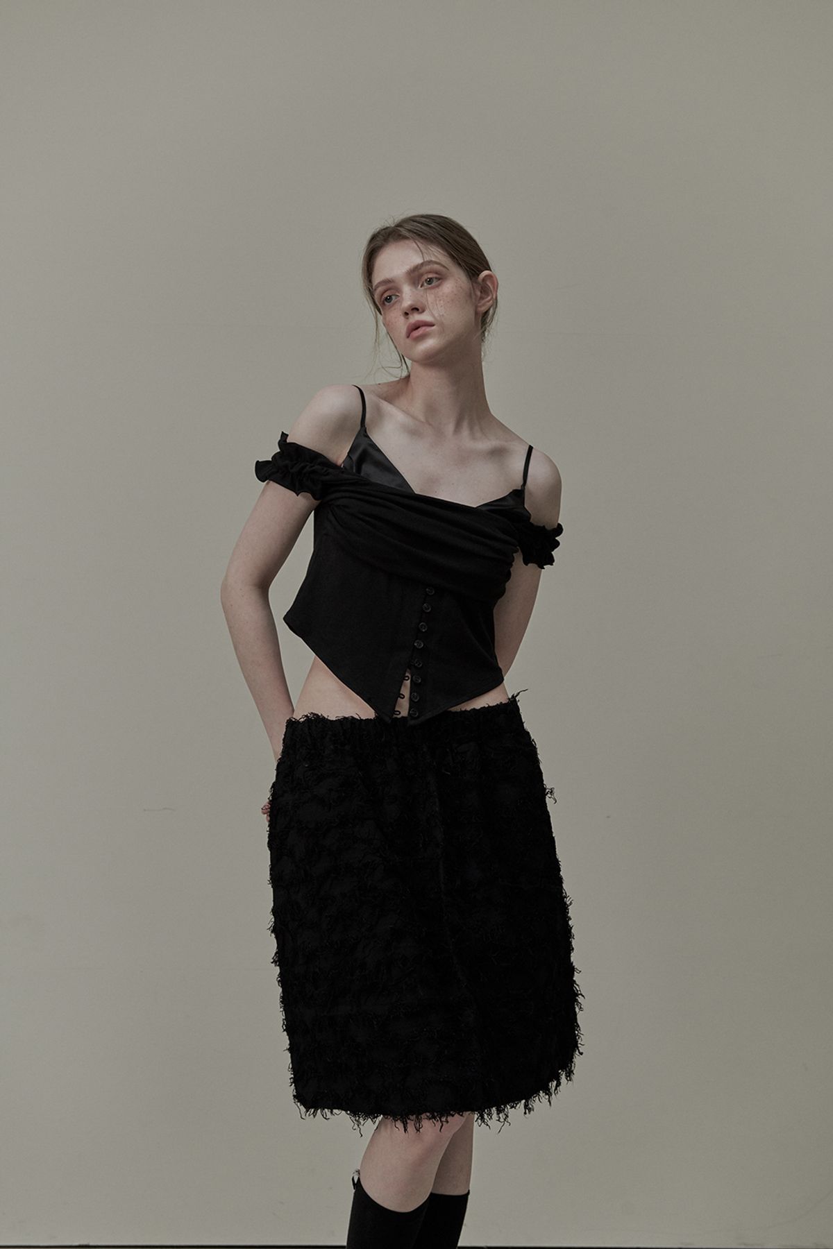 마우솔레움(MAU SOLEUM) Ivy Layered Off Shoulder Button T-Shirt - Black
