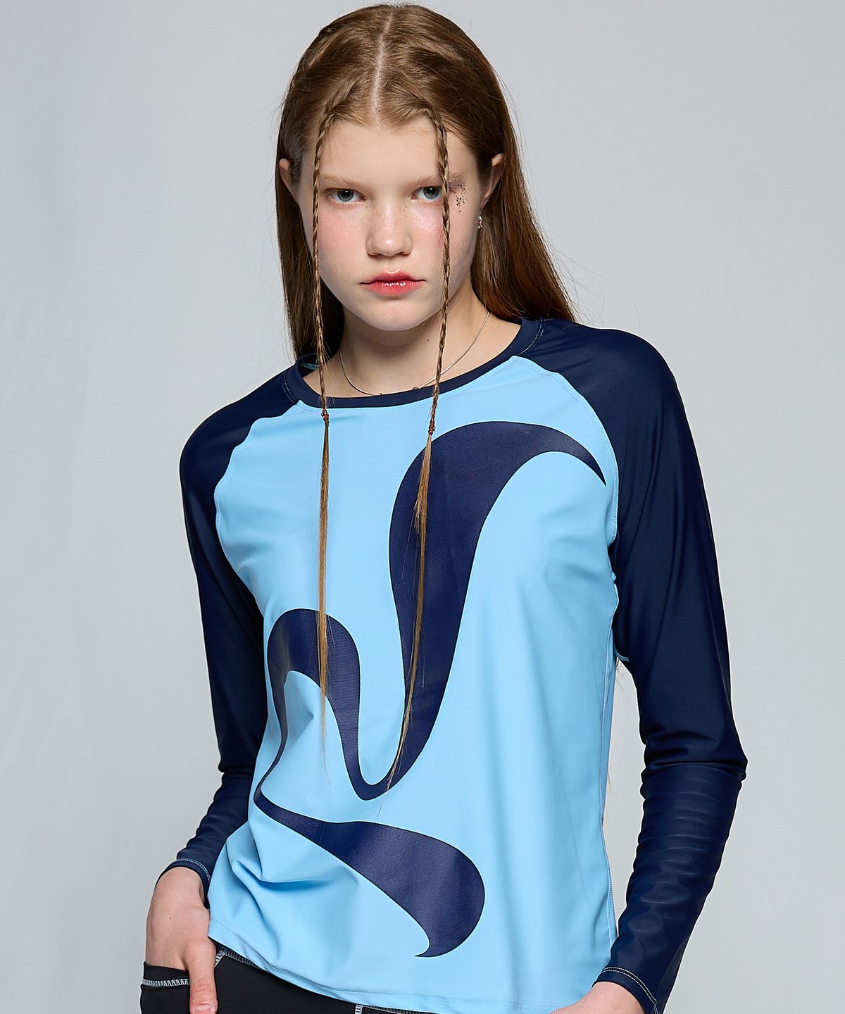 러브이즈트루(LUVISTRUE) CURVED L RASH GUARD(SKY BLUE)