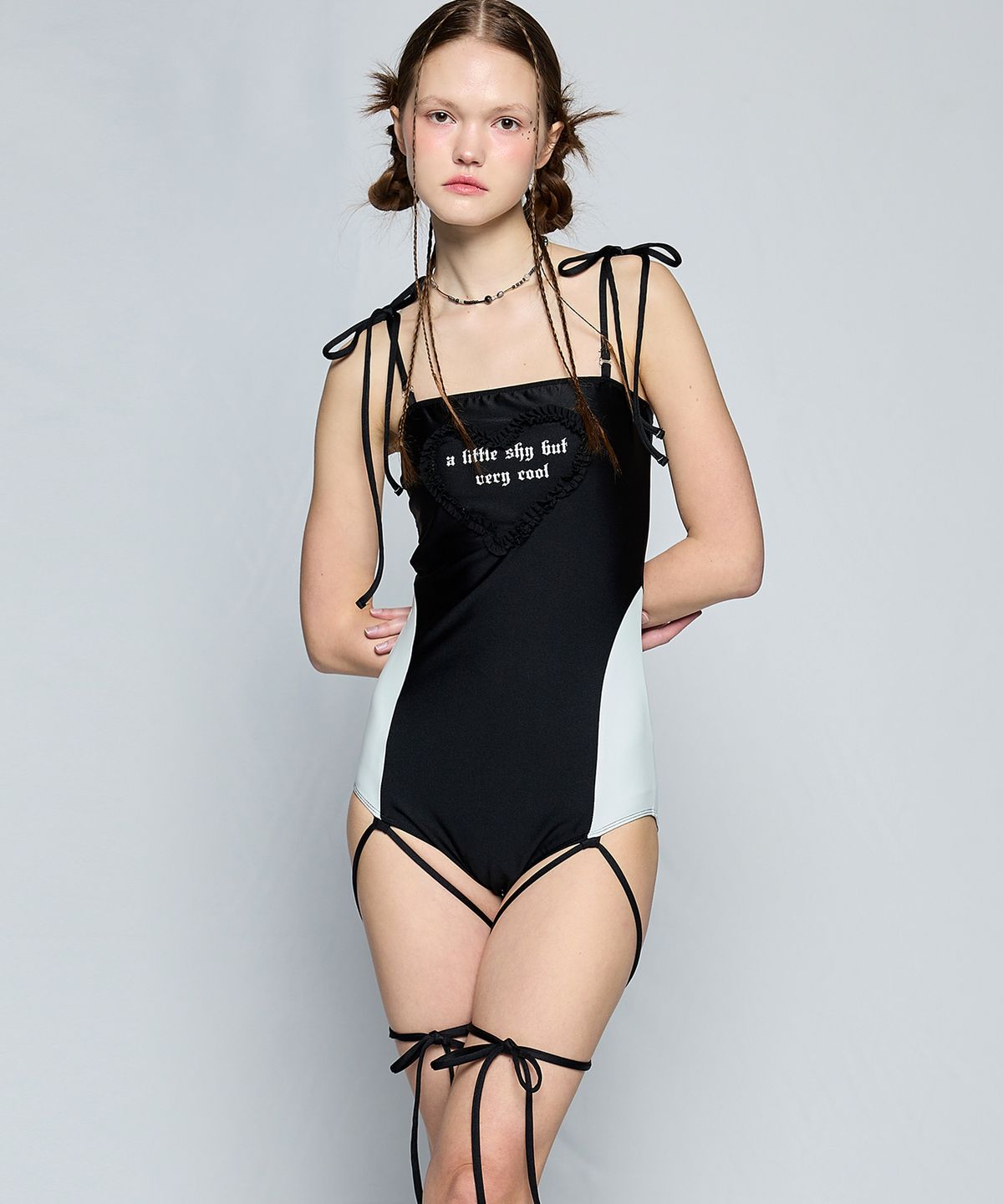 러브이즈트루(LUVISTRUE) BE LITTLE SHY SWIMSUIT(BLACK)