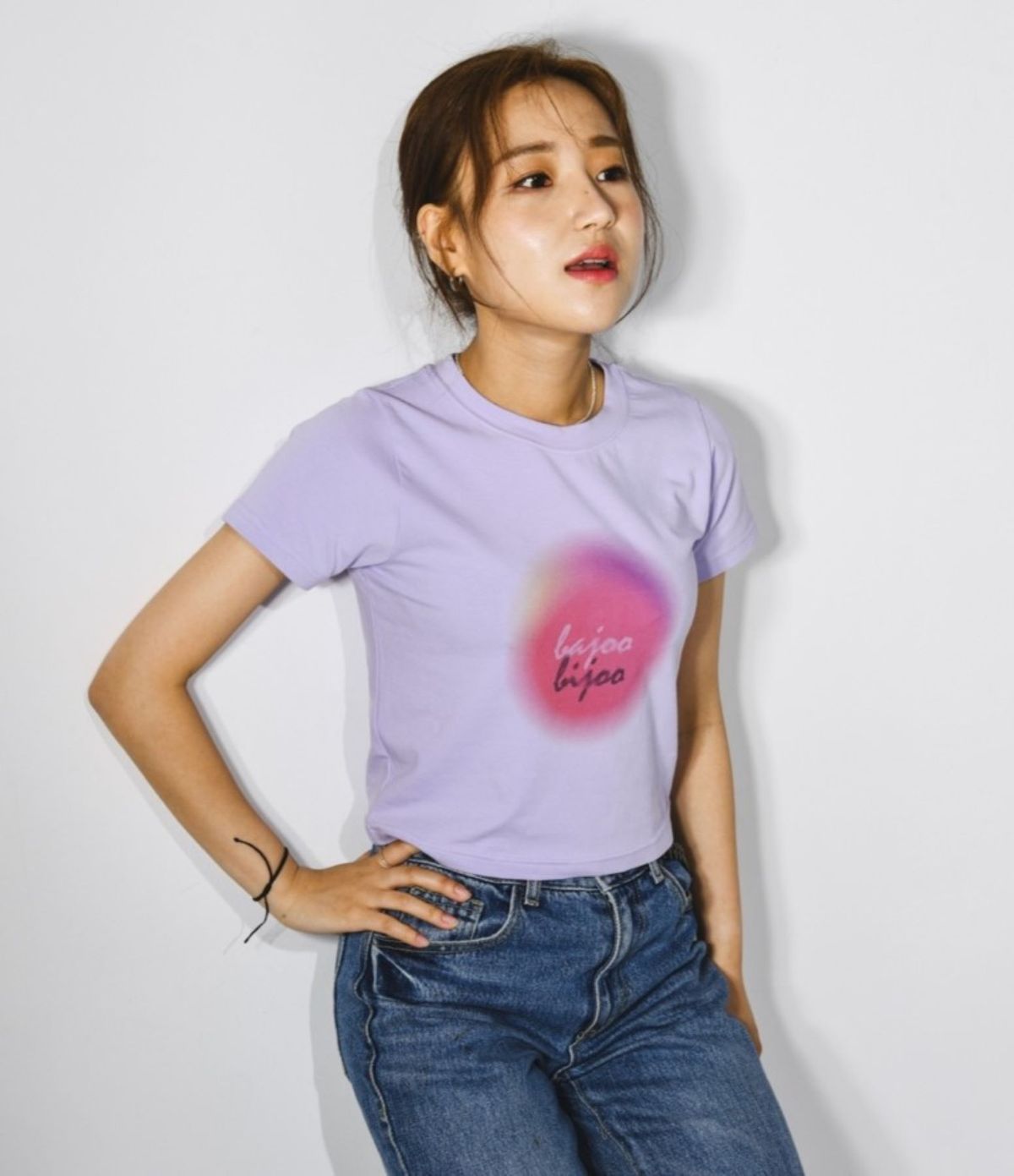 바쥬비쥬(BAJOO BIJOO) LETTERING LOGO CROP T-SHIRT [PURPLE]