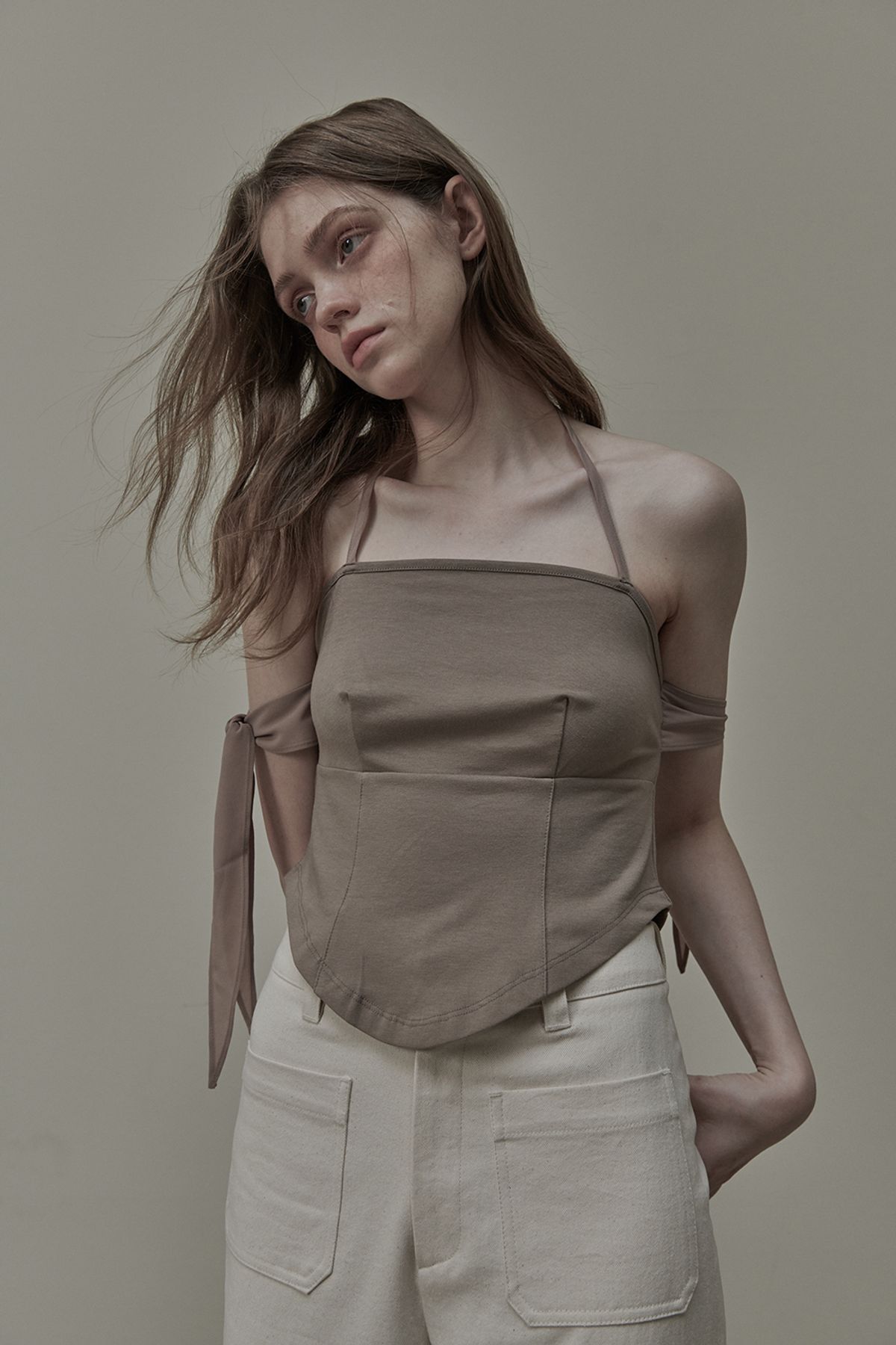 마우솔레움(MAU SOLEUM) Gabrielle Sheer Ribbon Halter T-Shirt - Beige