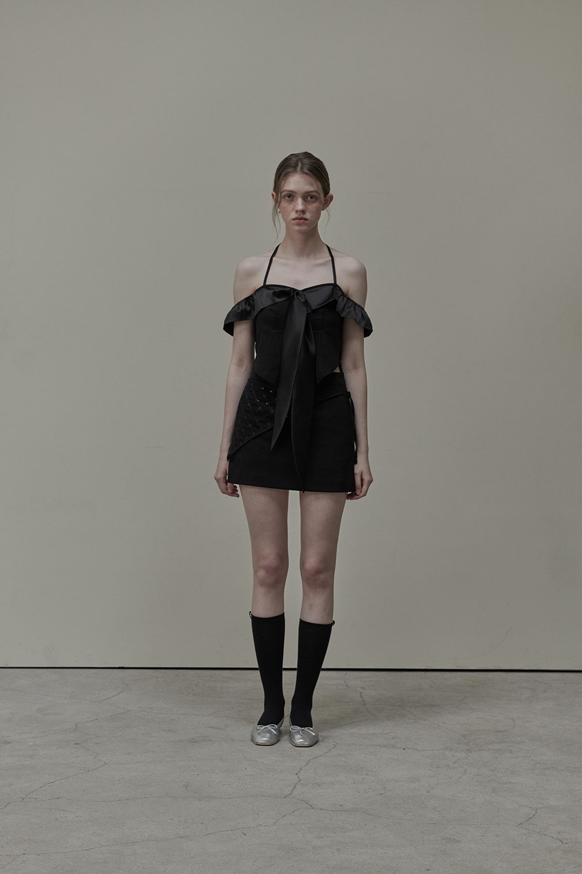 마우솔레움(MAU SOLEUM) Diane Satin Tie Off Shoulder T-Shirt - Black