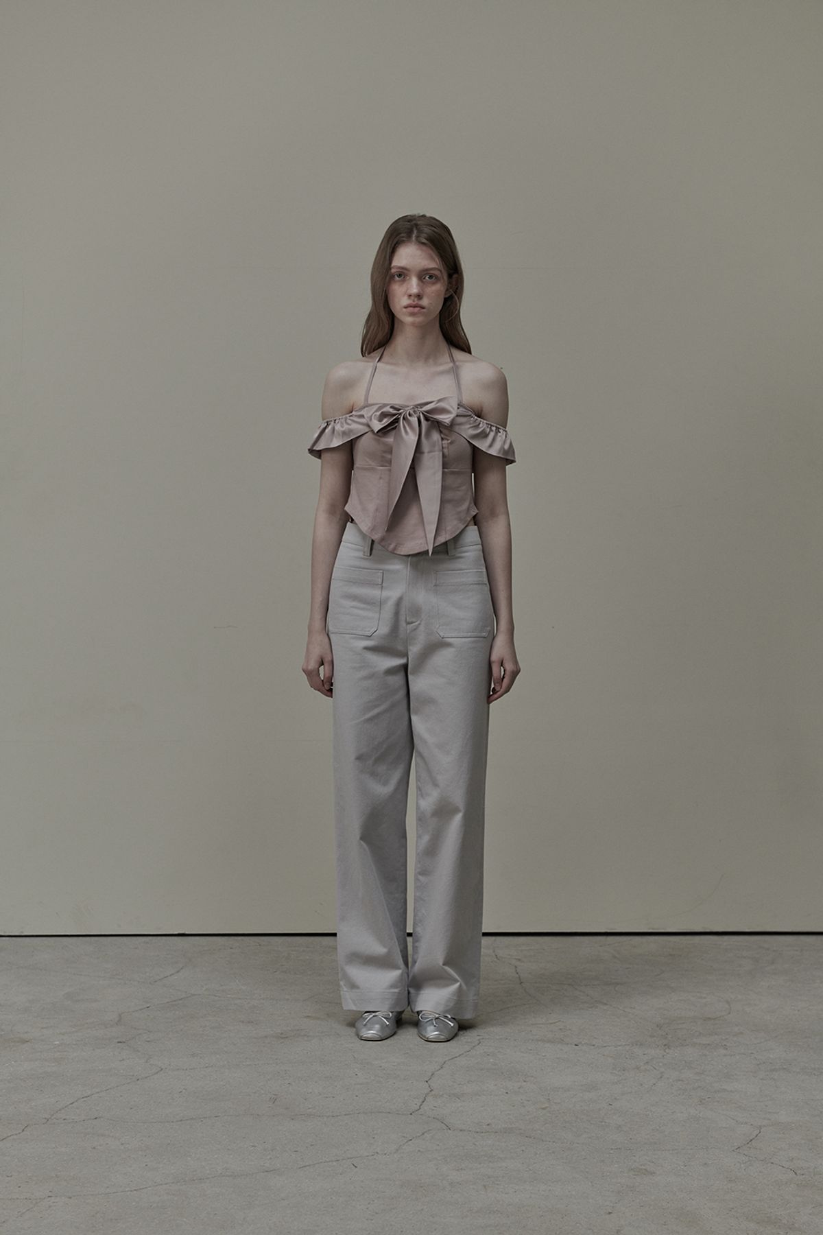 마우솔레움(MAU SOLEUM) Diane Satin Tie Off Shoulder T-Shirt - Pink