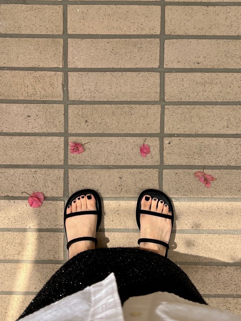 twobe strap slippers