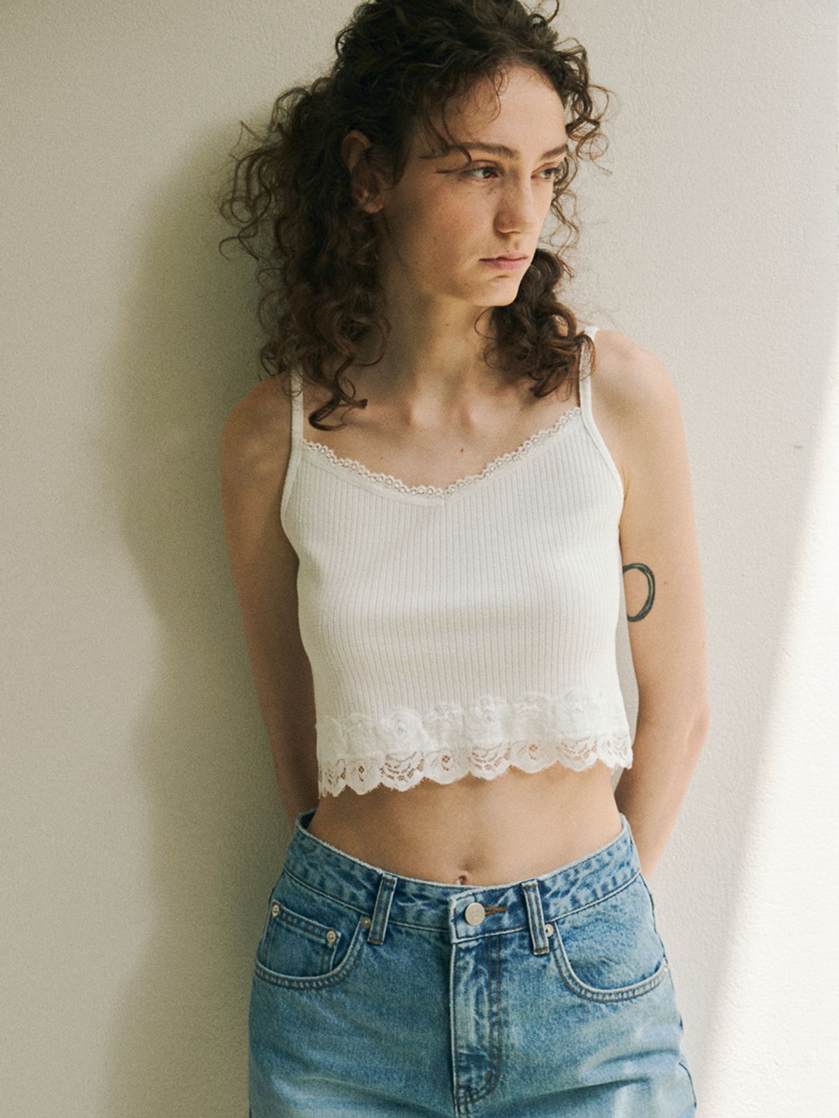 오앨(OUEL) CROP SLVLESS KNIT TOP_WHITE