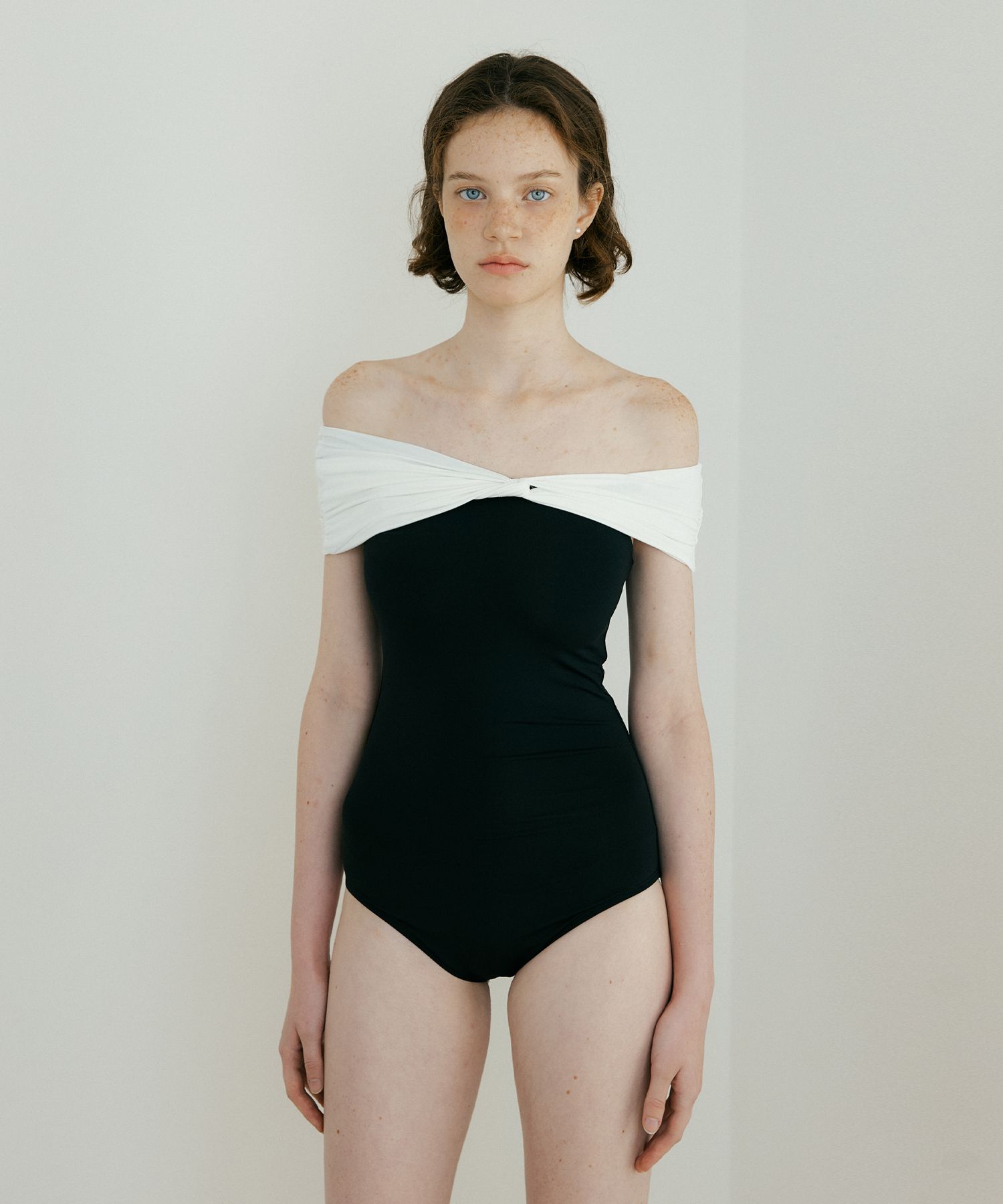 韓国商品/LUCIR ZU Twisted Off-Shoulder SwimSuit MUSINSA公式 | LUCIR ZU Twisted Off-Shoulder SwimSuit (multi)