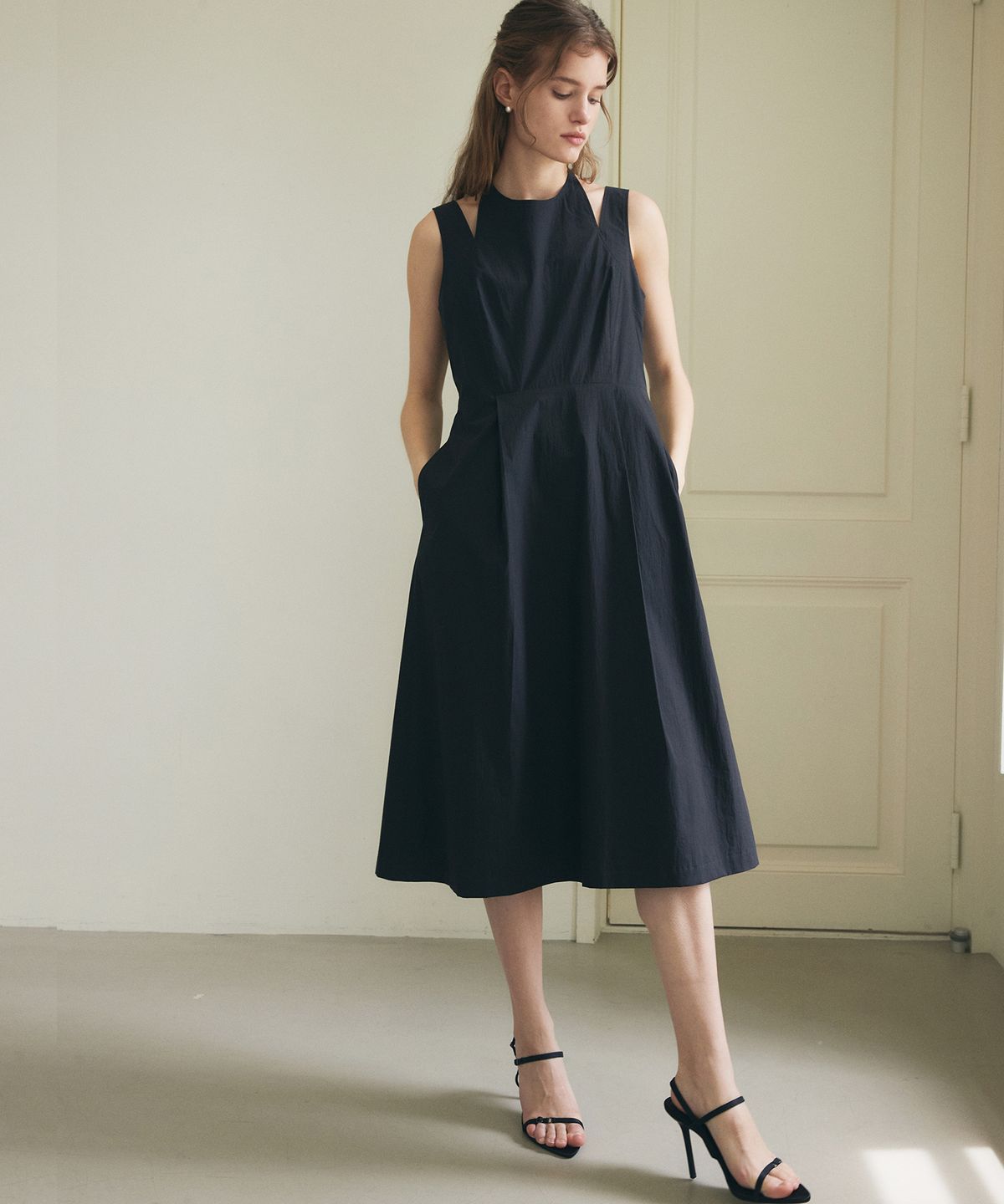 폴앤앨리스(PAUL&ALICE) HALTER-NECK MIDI DRESS / BLACK
