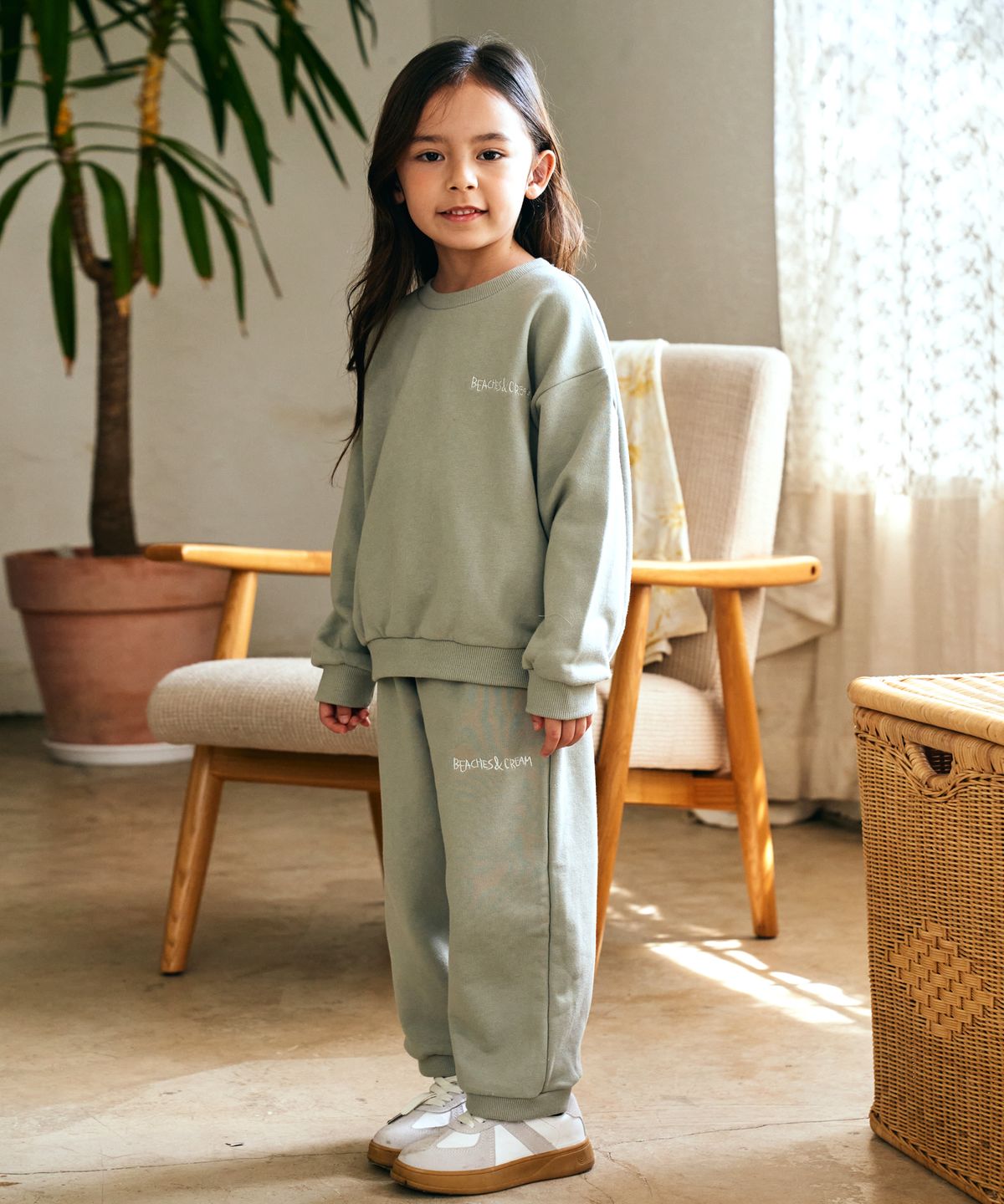 비치스앤 크림 키즈(BEACHESAND CREAM KIDS) 스탠다드 맨투맨 트레이닝 셋업 - 그레이시 카키 (Standard MTM Training Set-up Grayish Khaki)