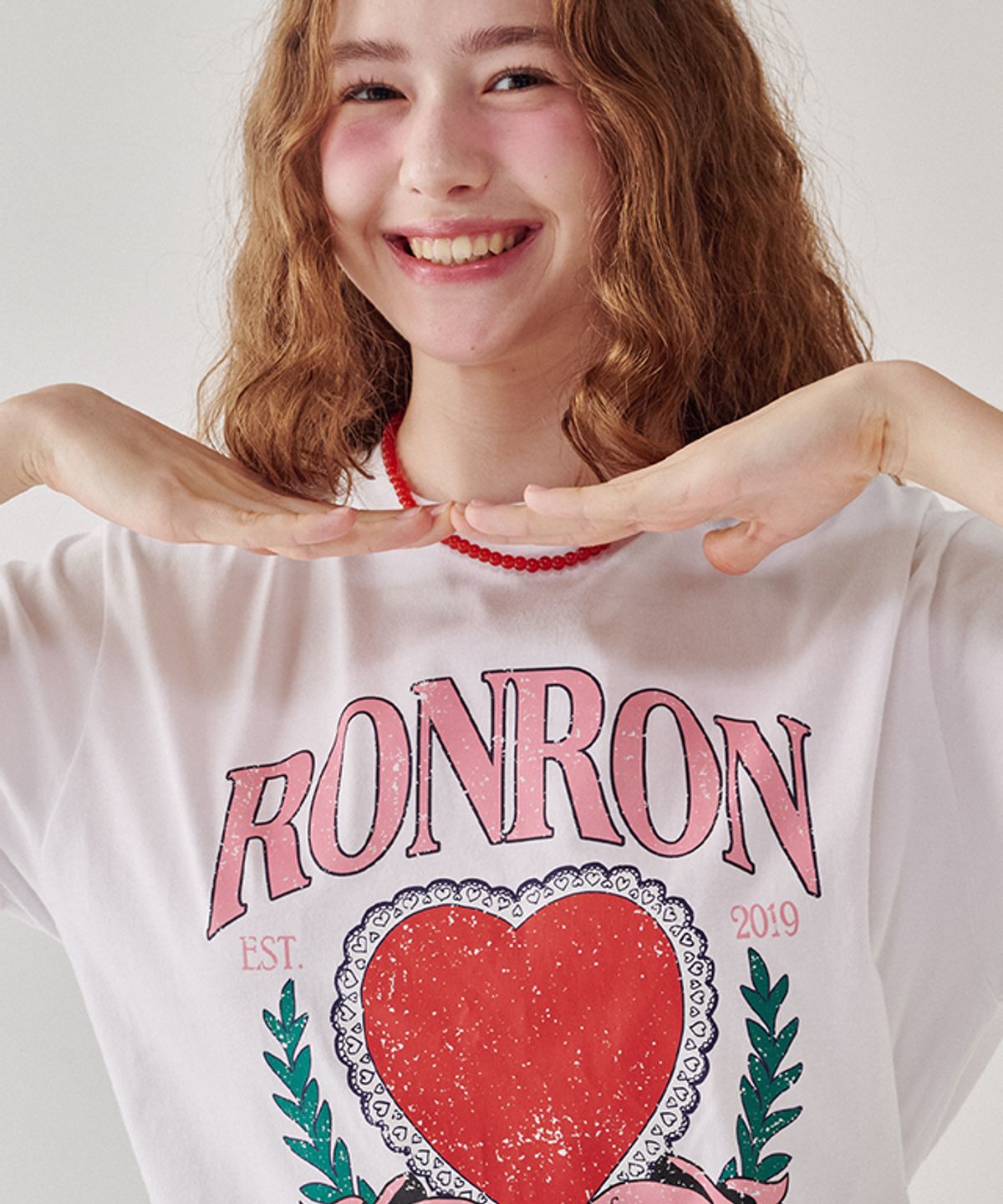 론론(RONRON) RONRON HEART LAUREL OVER FIT T SHIRT WHITE