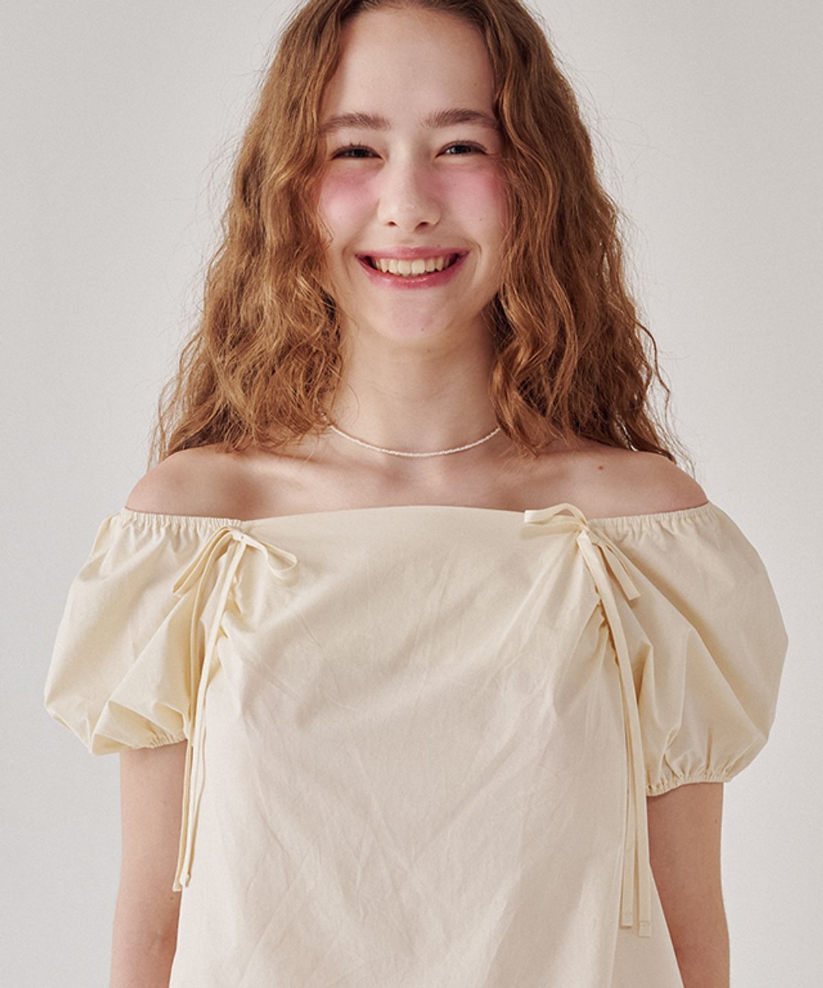 론론(RONRON) SHIRRING RIBBON 2 WAY PUFF SLEEVE HALF BLOUSE CREAM