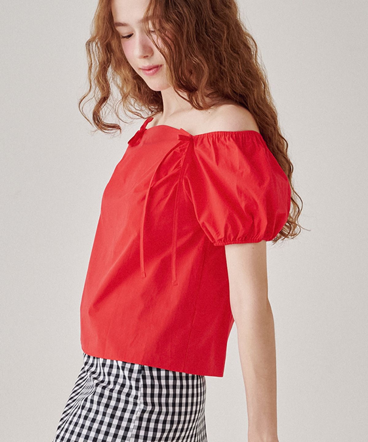 론론(RONRON) SHIRRING RIBBON 2 WAY PUFF SLEEVE HALF BLOUSE RED