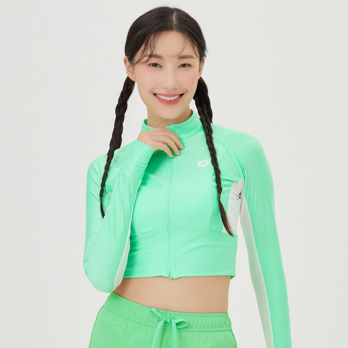 아레나(ARENA) 엑티브 레귤러핏 세미크롭 집업 래쉬가드 A4BL1QR47GRN