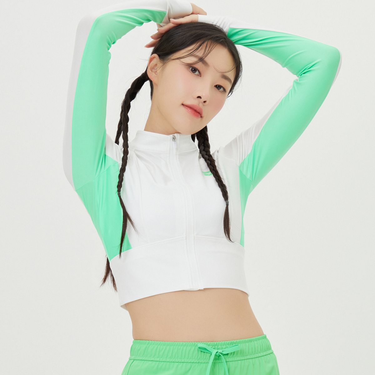 아레나(ARENA) 엑티브 레귤러핏 세미크롭 집업 래쉬가드 A4BL1QR47WHT