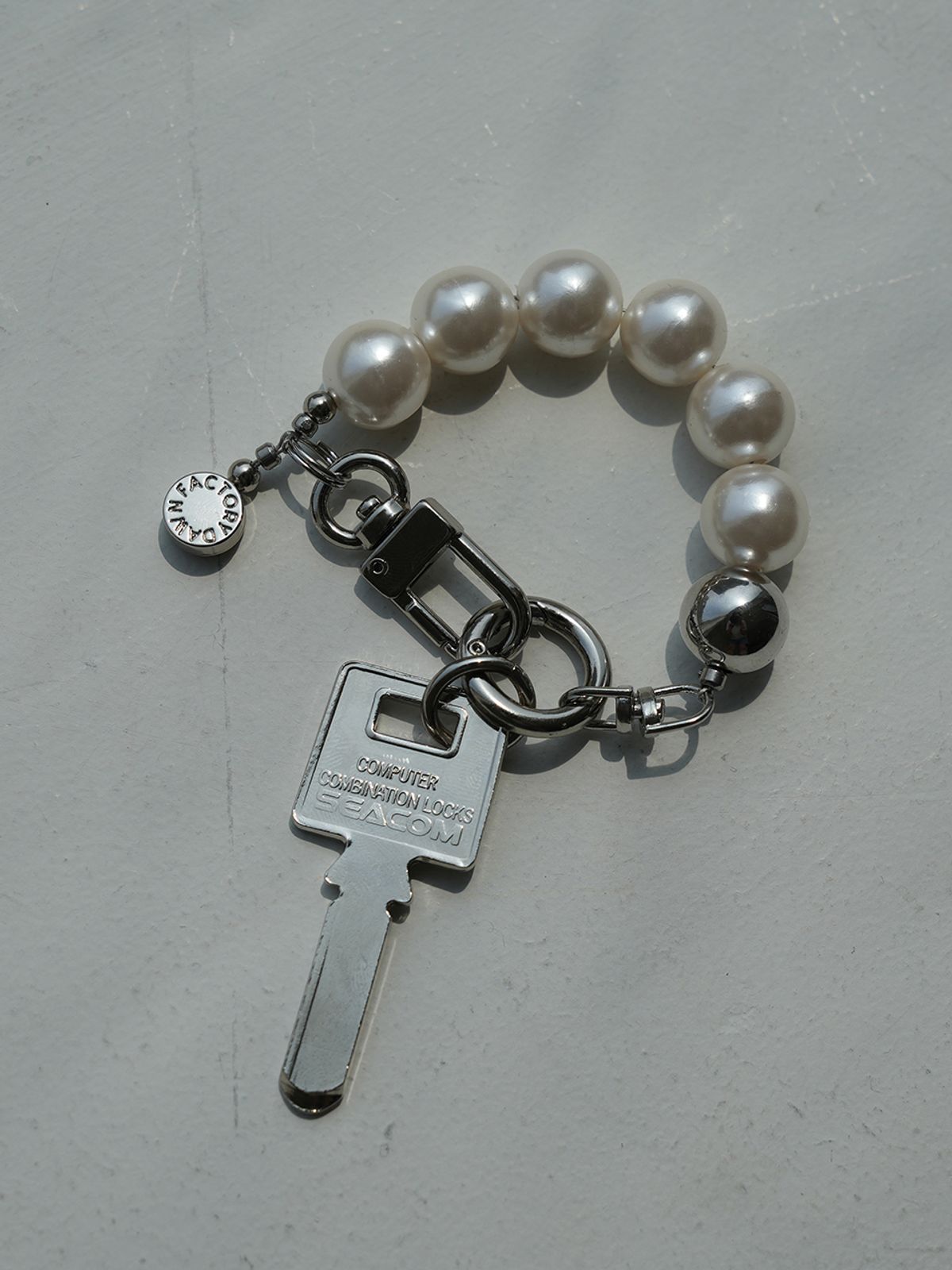 던팩토리(DAWN FACTORY) BEAD KEYRING IVORY 비드키링 아이보리