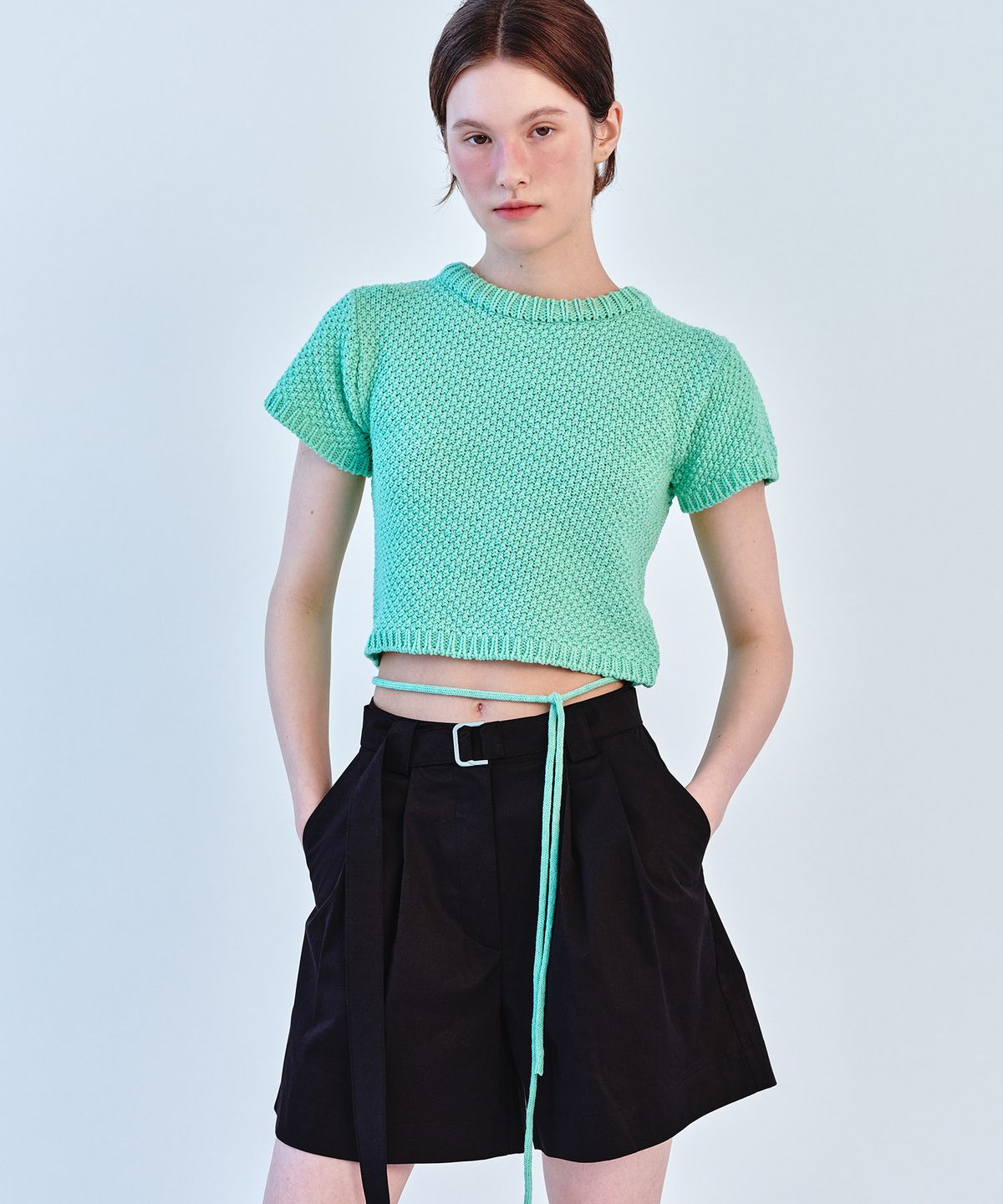 쏘이르(SO IR) BELTED TUCK SHORT PANTS - BLACK