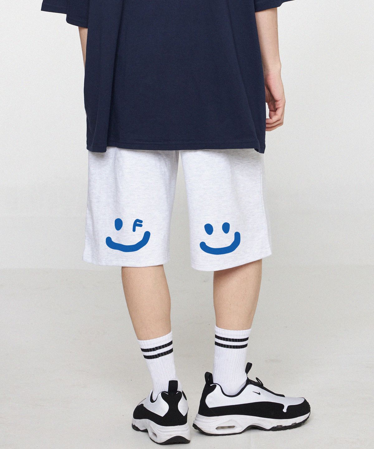 그레이버(GRAVER) [UNISEX]백 드로잉스마일 버뮤다 트레이닝 반바지_멜란지화이트