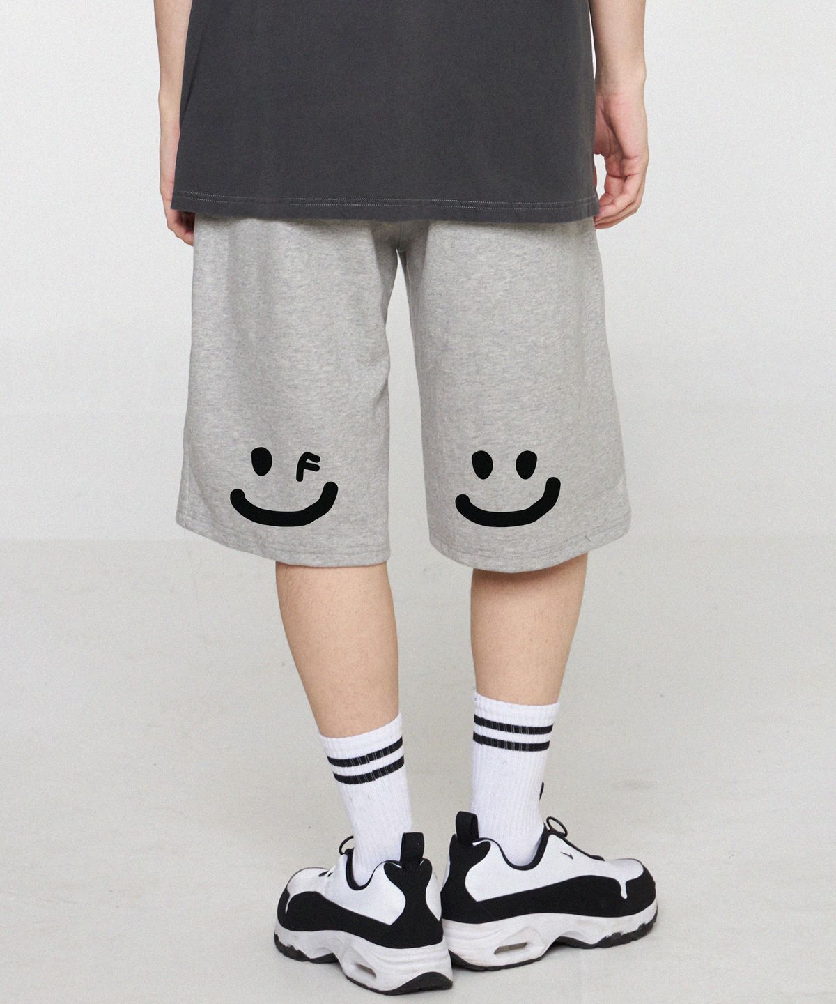 그레이버(GRAVER) [UNISEX]백 드로잉스마일 버뮤다 트레이닝 반바지_그레이
