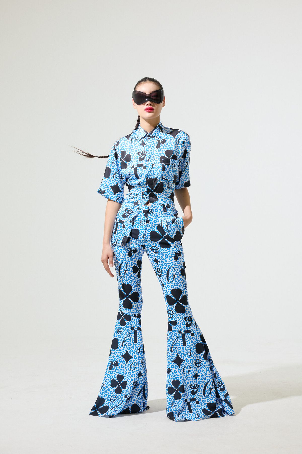 그리디어스(GREEDILOUS) Blue Clover Pattern 01 Blue Clover Pattern  Fitted Short Sleeve Shirt