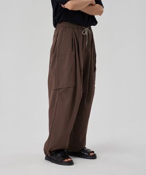 TWO TUCK WIDE PARACHUTE CARGO PANTS_BROWN