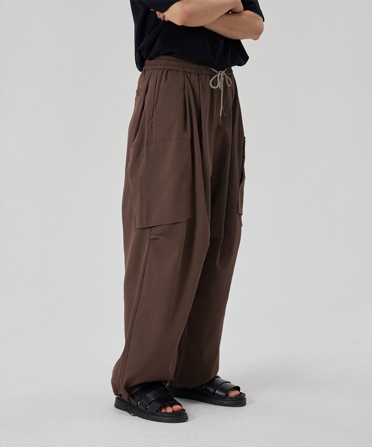 메이킷투(MAKEITTO) TWO TUCK WIDE PARACHUTE CARGO PANTS_BROWN