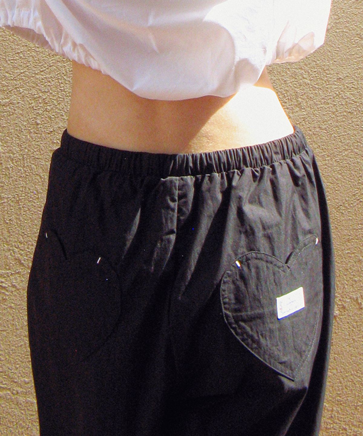 론론(RONRON) BACK HEART STITCH POCKET BANDING PANTS BLACK