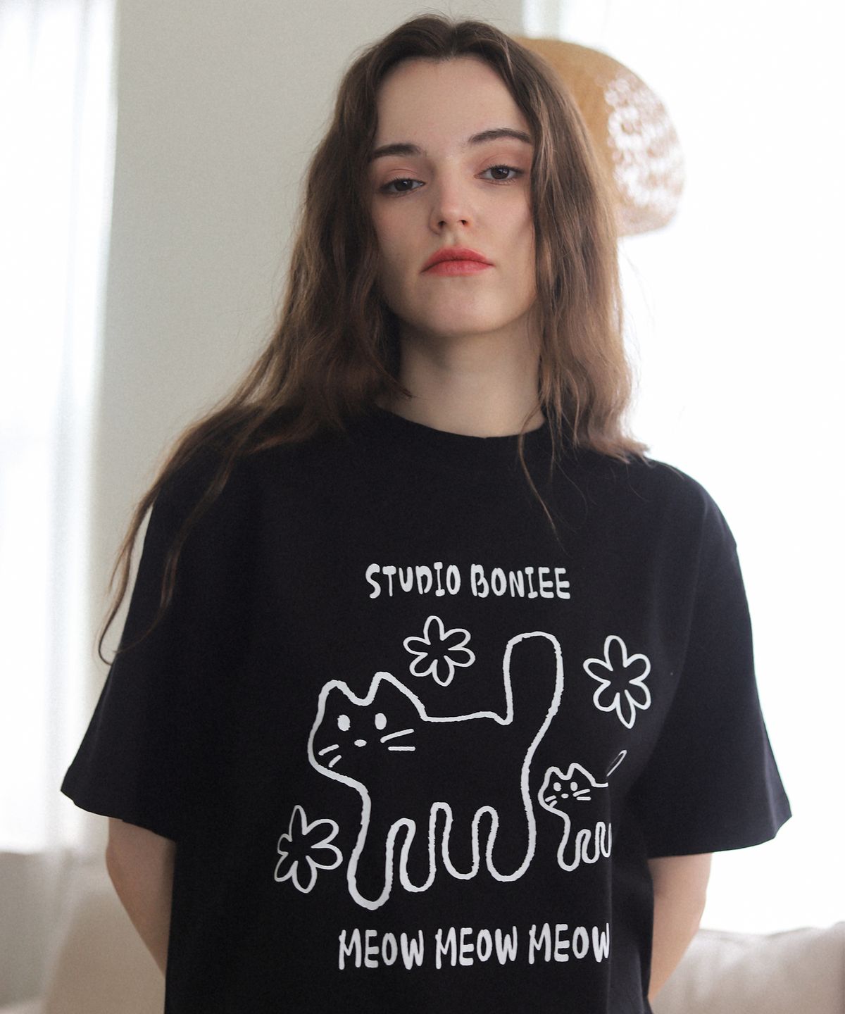 보늬(BONIEE) MEOW 고양이(MEOW CAT KITTEN) 그래픽 루즈 오버 티셔츠 블랙