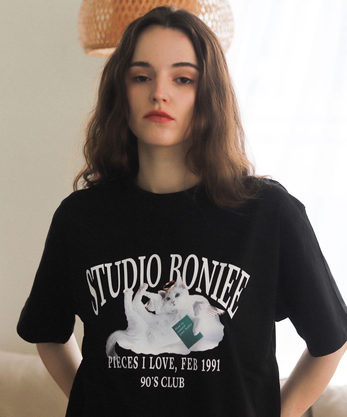 보늬(BONIEE) 천사 고양이(ANGEL CAT KITTEN) 그래픽 루즈 오버 티셔츠 블랙