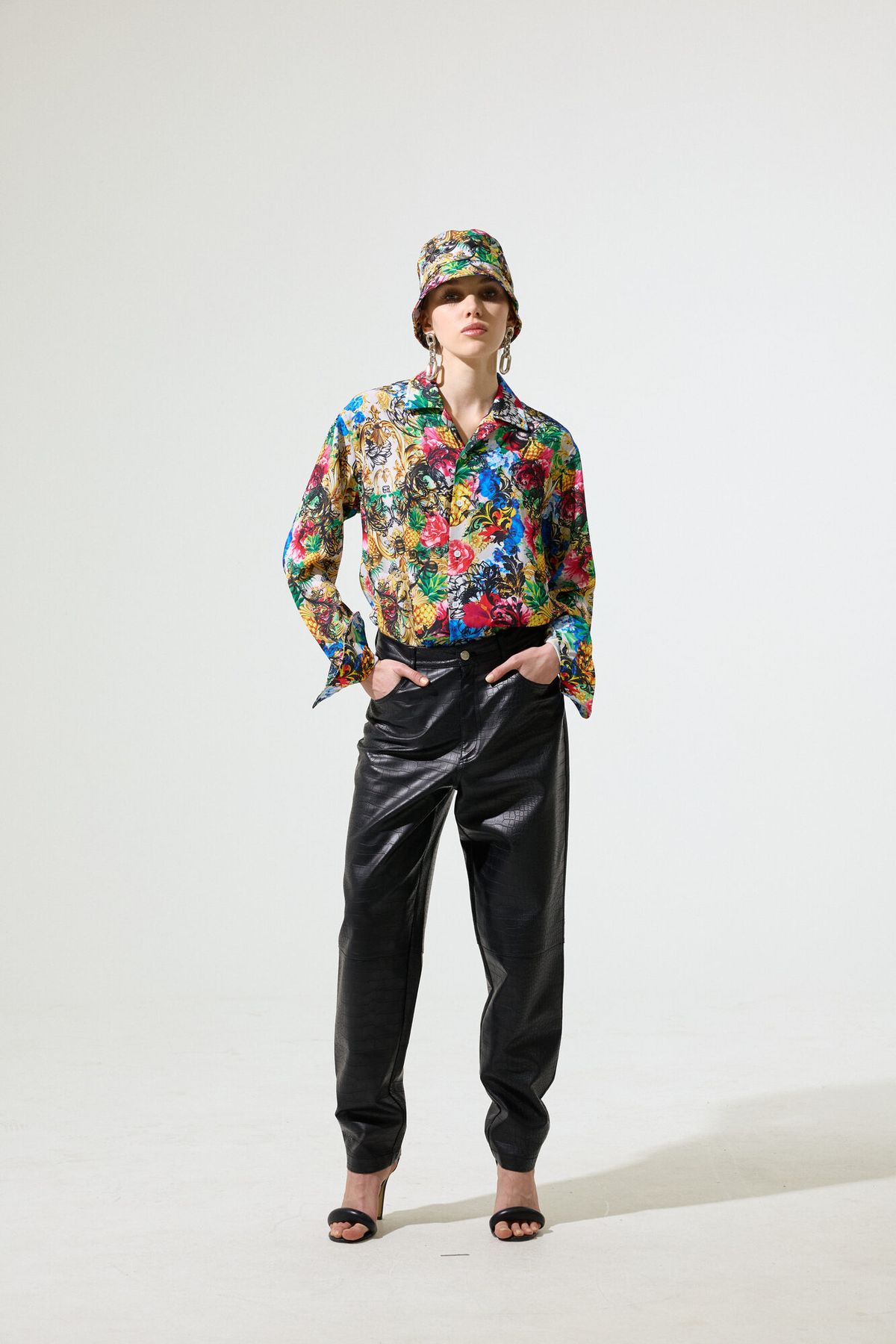 그리디어스(GREEDILOUS) Black Flower 01 Friendly Crocodile Leather Trousers Black
