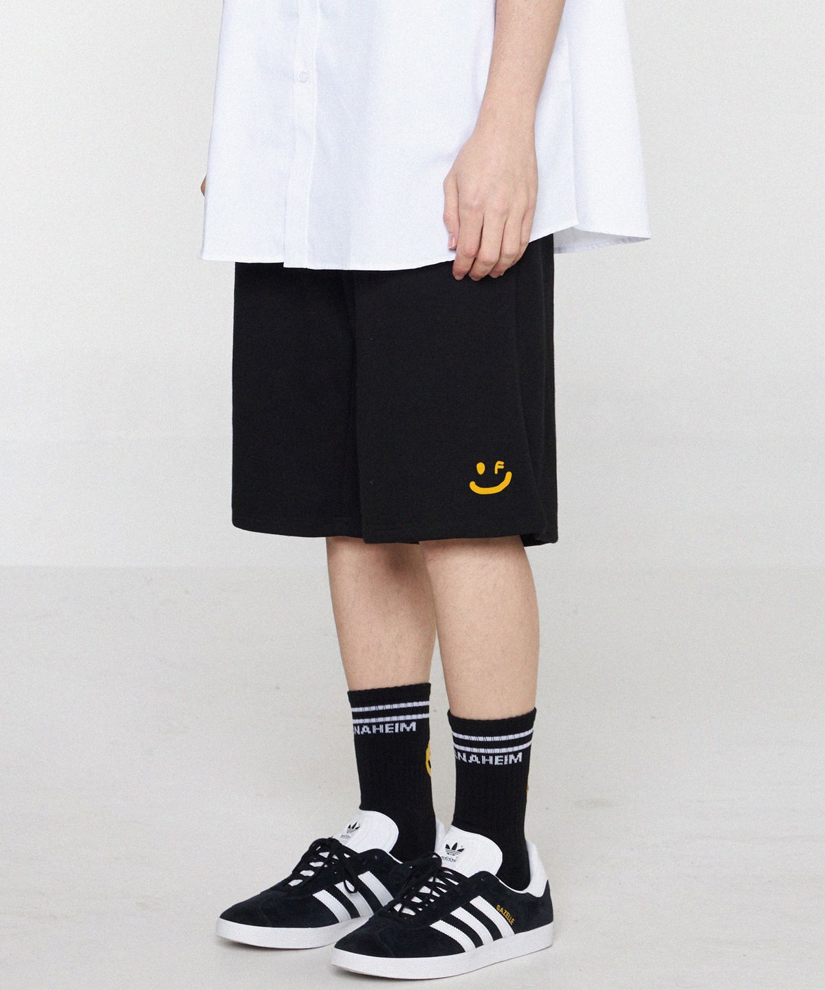 그레이버(GRAVER) [UNISEX]스몰 드로잉스마일 버뮤다 트레이닝 반바지_블랙