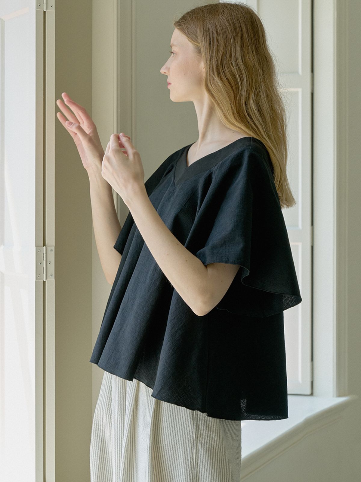 아방(AVANT-G) V neck Off Shoulder Blouse - BLACK