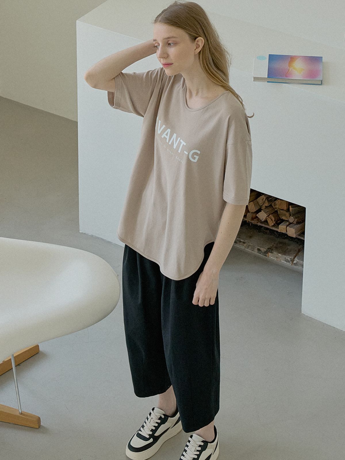 아방(AVANT-G) V-neck Overfit Logo T-shirt - BEIGE