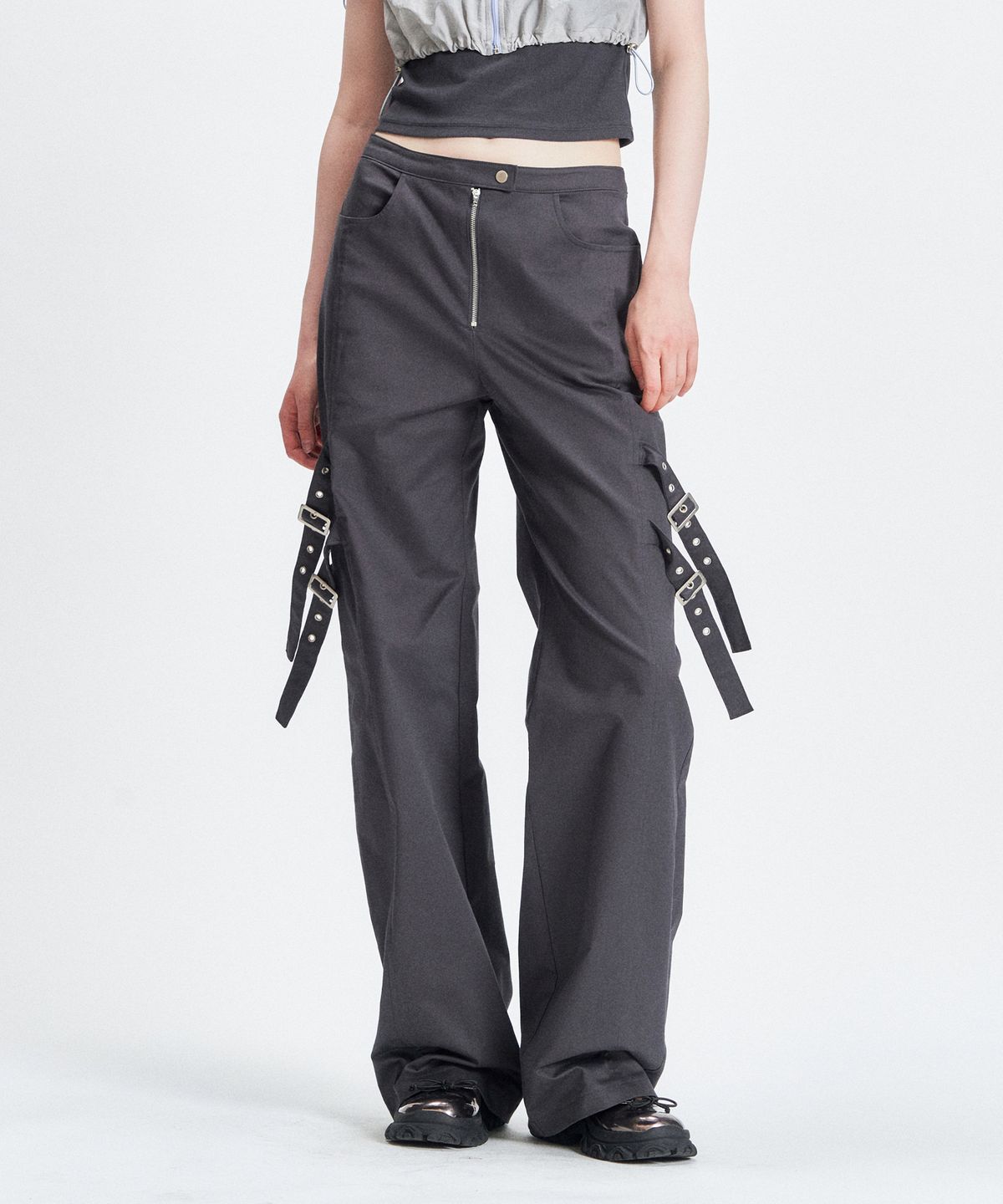 뚜오미오(TUOMIO) BELTED BOOTSCUT PANTS [CHARCOAL]