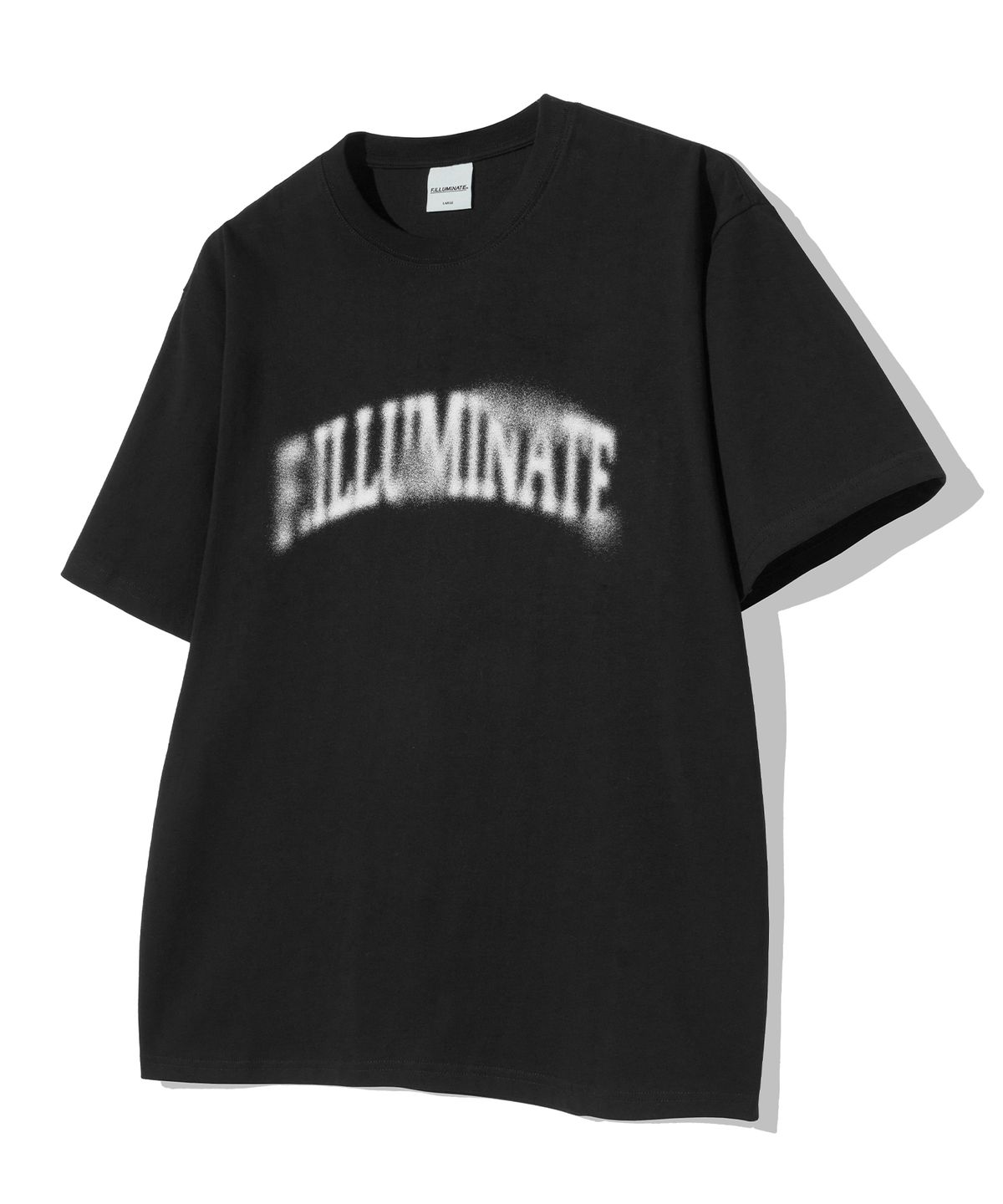 필루미네이트(FILLUMINATE) DTP 아치 블러 라운드 티셔츠-블랙