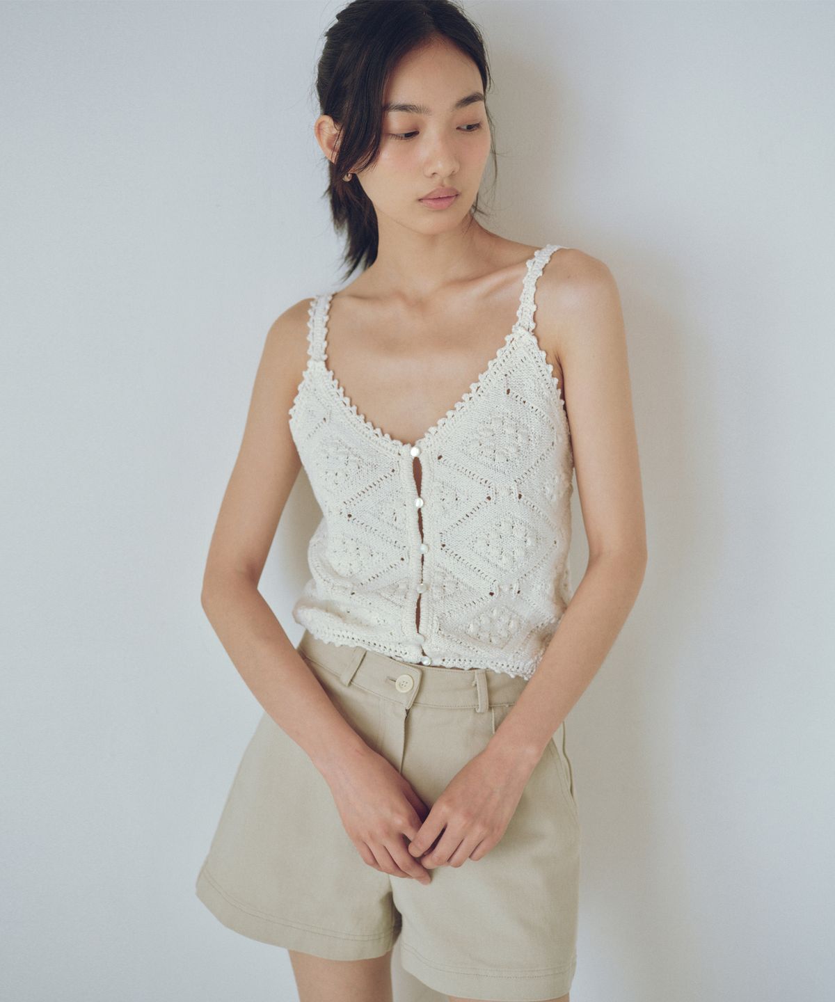 유라고(URAGO) Crochet button sleeveless knit