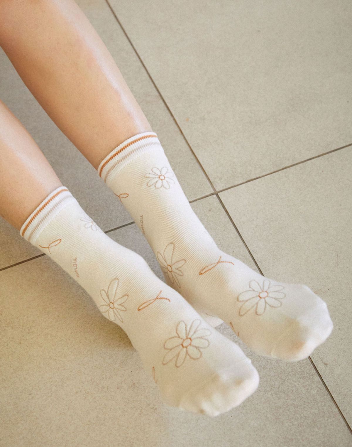 앤무오유(NMOU) S38_FLUTTERING FLOWERS SOCKS_beige