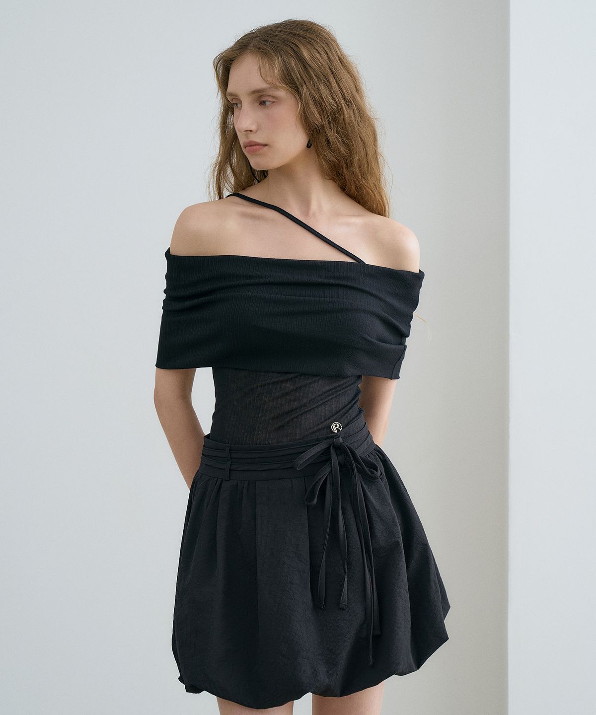 르네제이(RENEJ) Off Shoulder Wappen Sleeve