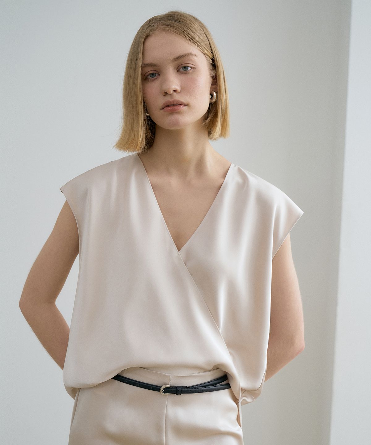 르네제이(RENEJ) Cross Wide Blouse
