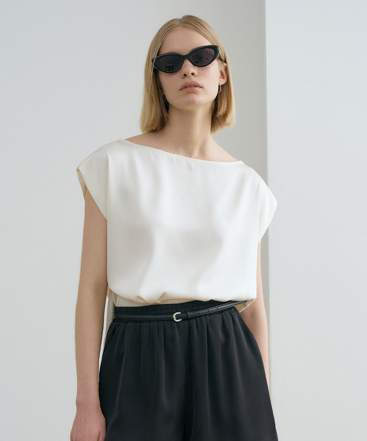 르네제이(RENEJ) Boatneck Slit Button Blouse