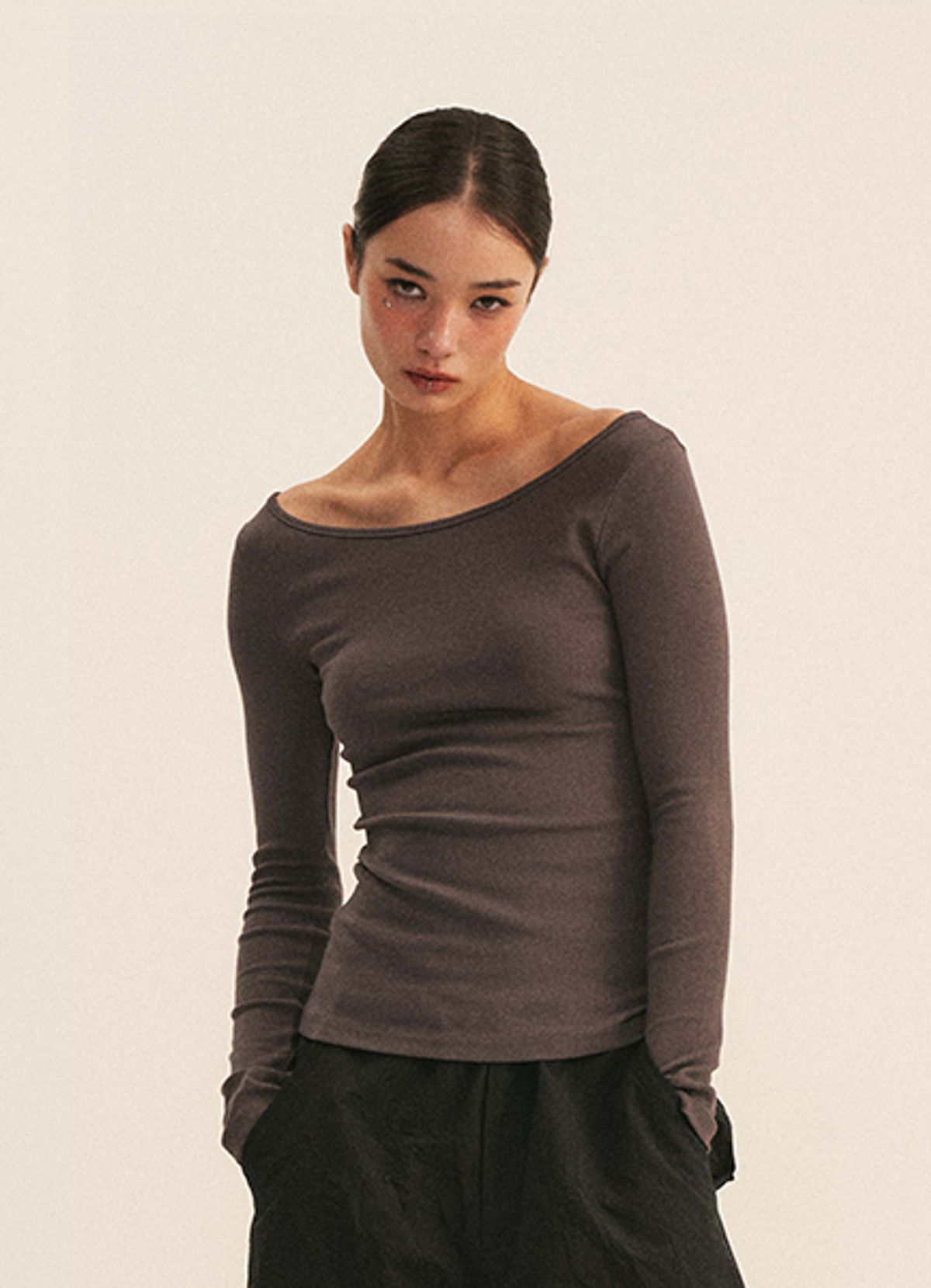엠티오티(MTOT) Boat neck T-shirt (Charcoal)