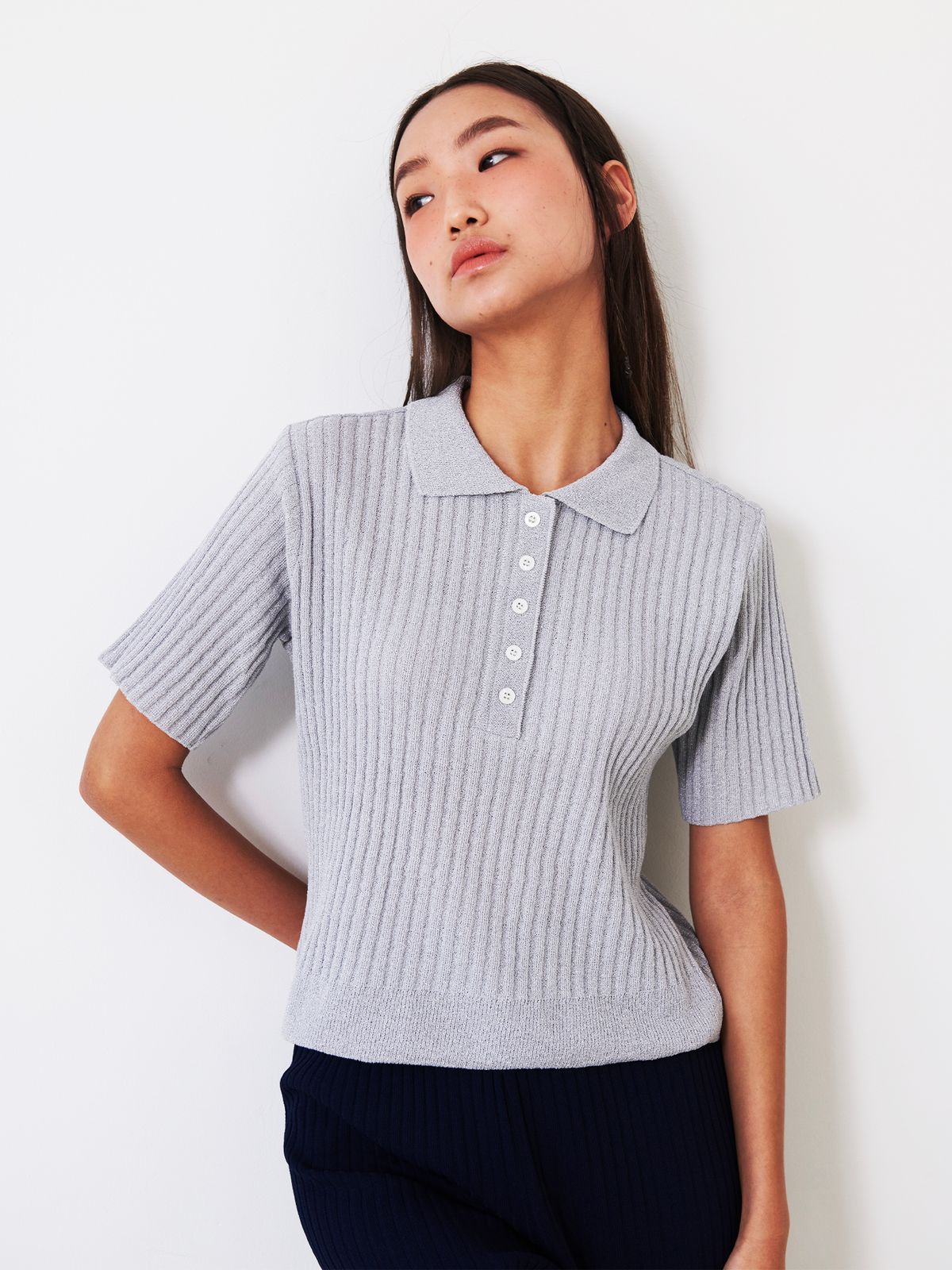 로희어패럴(ROHEE APPAREL) 메탈릭 반팔 카라 니트 / 실버