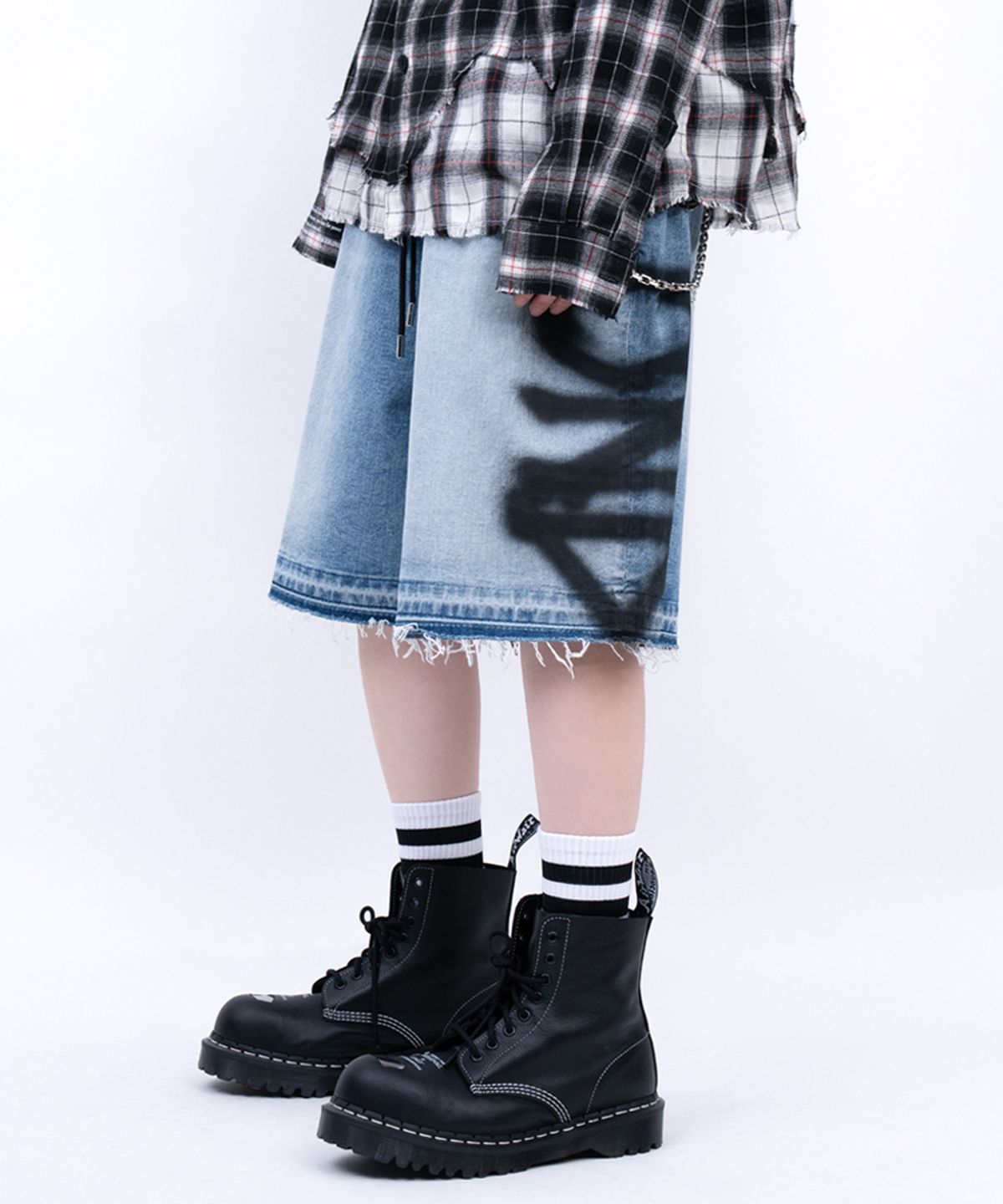 블랙블론드(BLACKBLOND) 비비디 사이드 스프레이드 커스텀 데님 반바지 (블루)