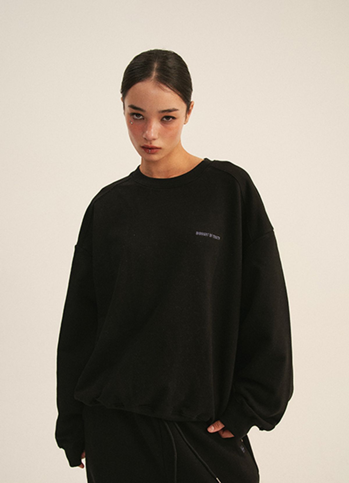 엠티오티(MTOT) Logo Essential sweatshirt (Black)