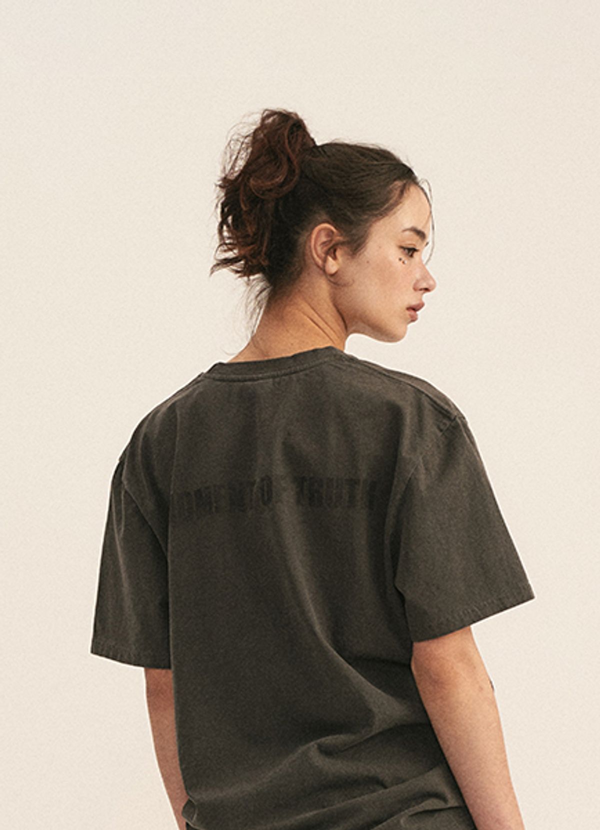 엠티오티(MTOT) Essential Logo Short Sleeve T-shirt (Charcoal)