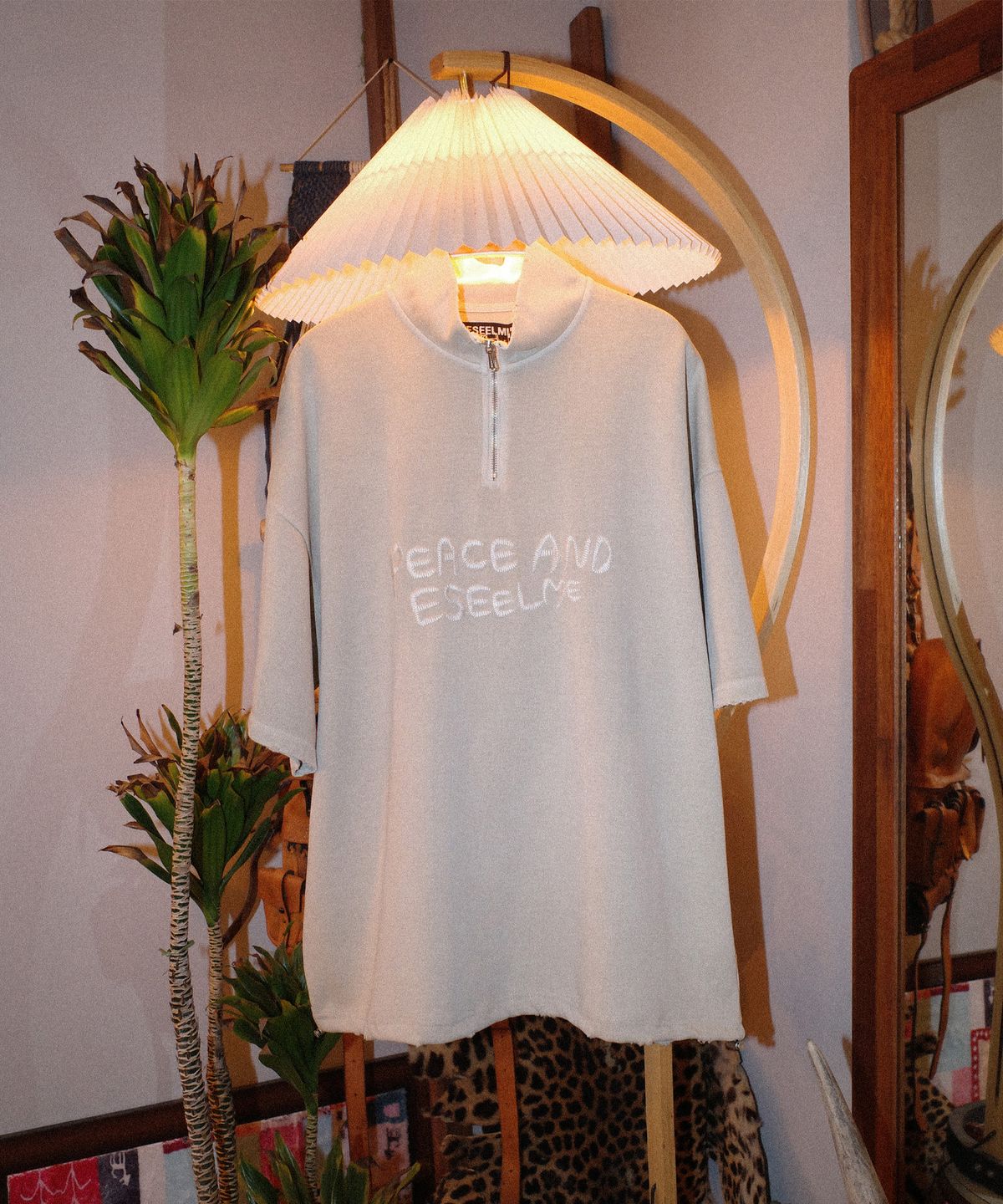 에씰미(ESEELMI) PEACE AND ESEELMI 1/2 SLEEVE HALF ZIP-UP