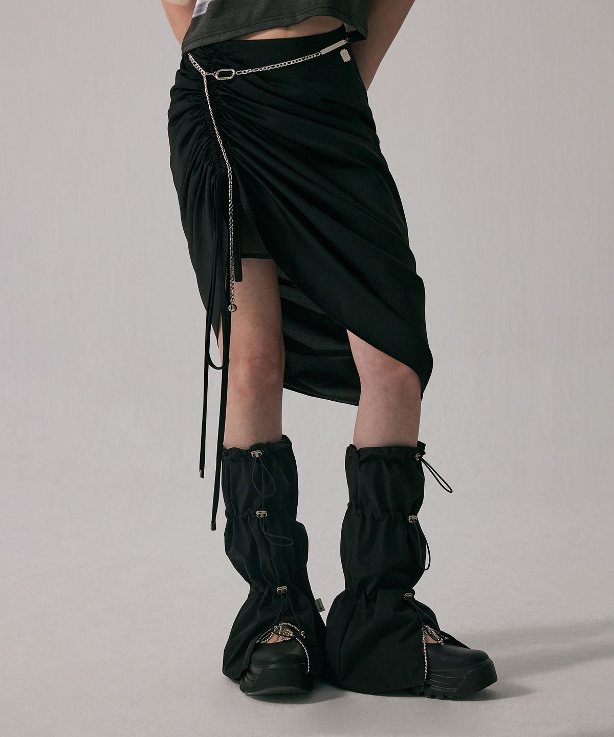 트리밍버드(TREEMINGBIRD) Shirring Strap Long Skirt [ Black ]