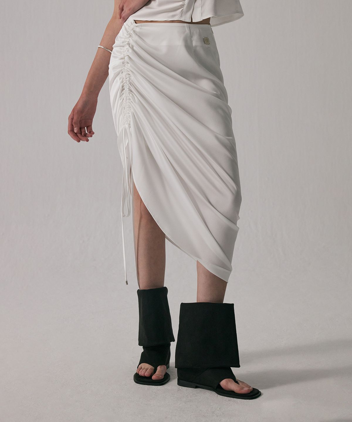 트리밍버드(TREEMINGBIRD) Shirring Strap Long Skirt [ White ]