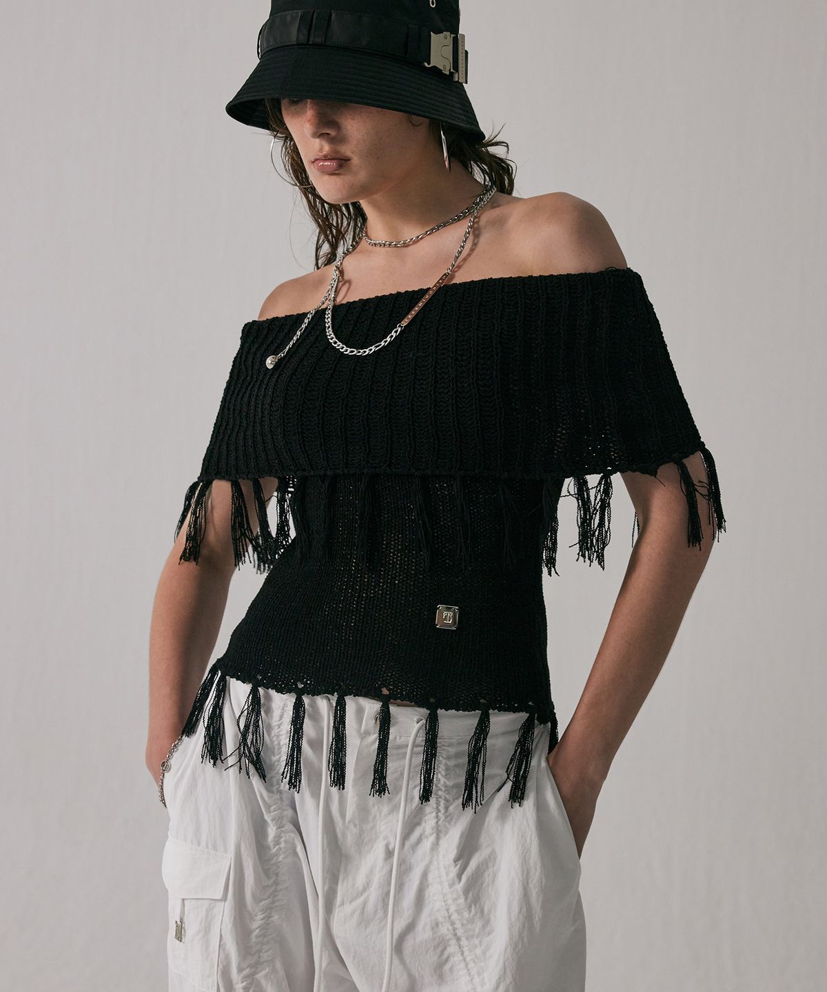트리밍버드(TREEMINGBIRD) Tassel Open Shoulder Knit [ Black ]