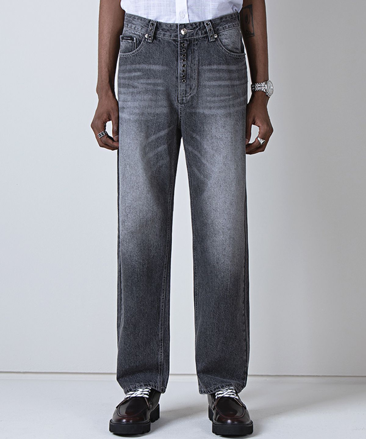 스트라이크(STRIKE) Elegant Eyelet Washed Grey Jeans (WIDE)