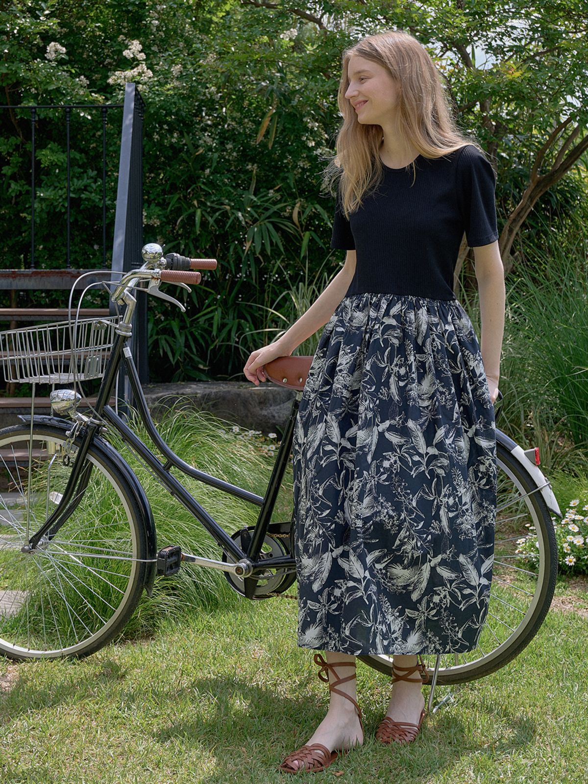 아방(AVANT-G) Leaf Pattern Daily Shirring Dress - BLACK