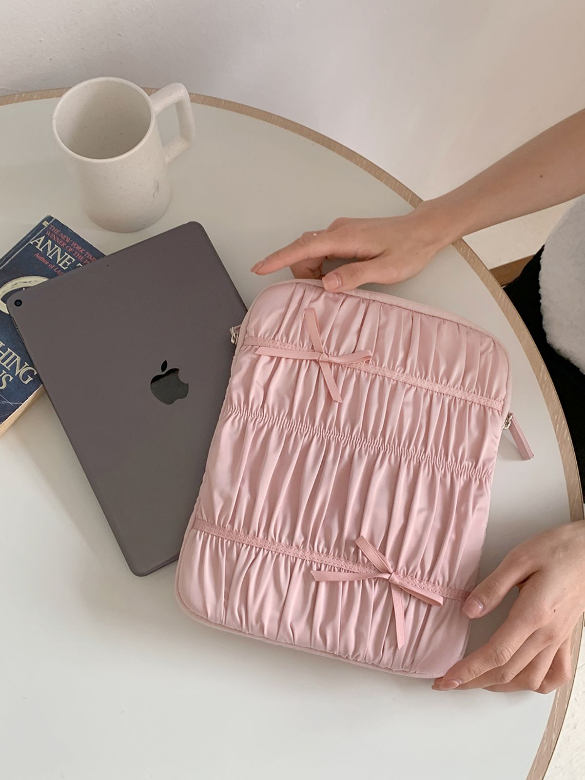 하이칙스(HIGH CHEEKS) Shirring Ribbon Ipad Pouch_HC2436PC001M